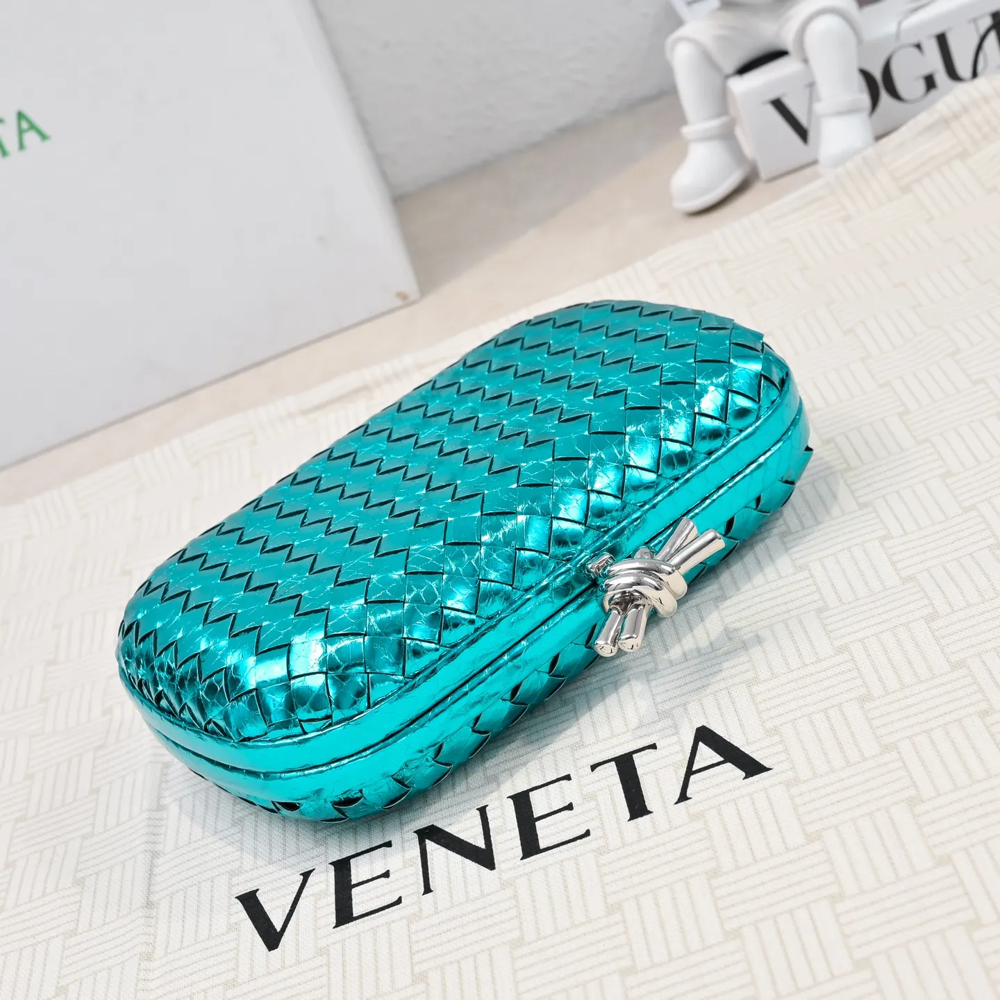 Batch 1860 #BV Knot snakeskin woven evening bag series 🐍 Fashion choice Rare snakeskin bags are full of charm 🌟Using snakeskin pattern woven with knot buckle, the unique texture makes you feel a different kind of refinement and elegance when you touch it 🎀 Its luster is low-key and luxurious, whether it is in the sun or under the light, it can reflect the charming colors 🌈 Holding it in your hand or hanging on your wrist will make you look more elegant and charming✨✨ Model: 717622 Size: 20x12x5.5